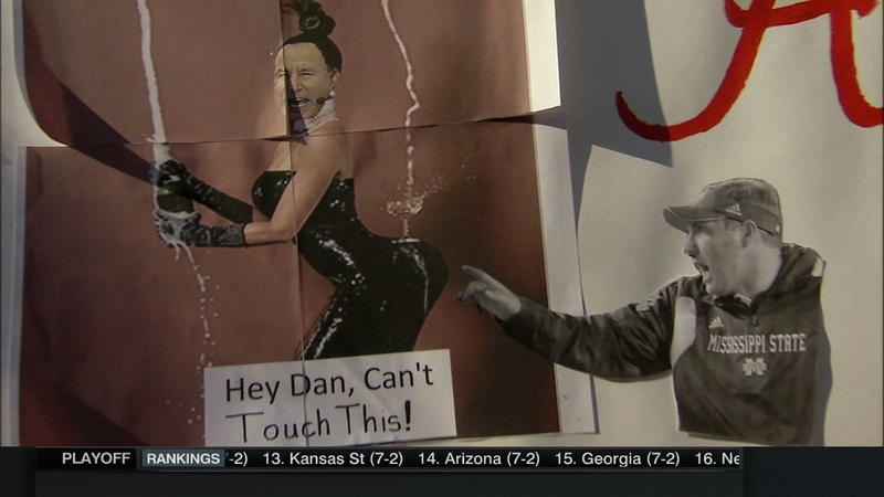 Illustration for article titled Tits Out For The Tide: Your College GameDay Sign Roundup